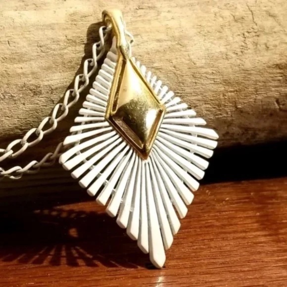 60s Vintage White and Goldtone Long Necklace - Picture 3 of 9